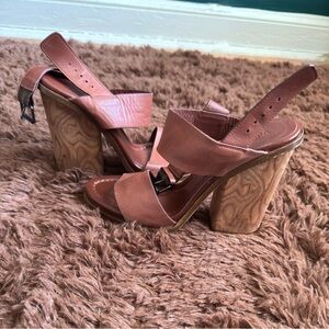 Vince Leather Sandals in Tan